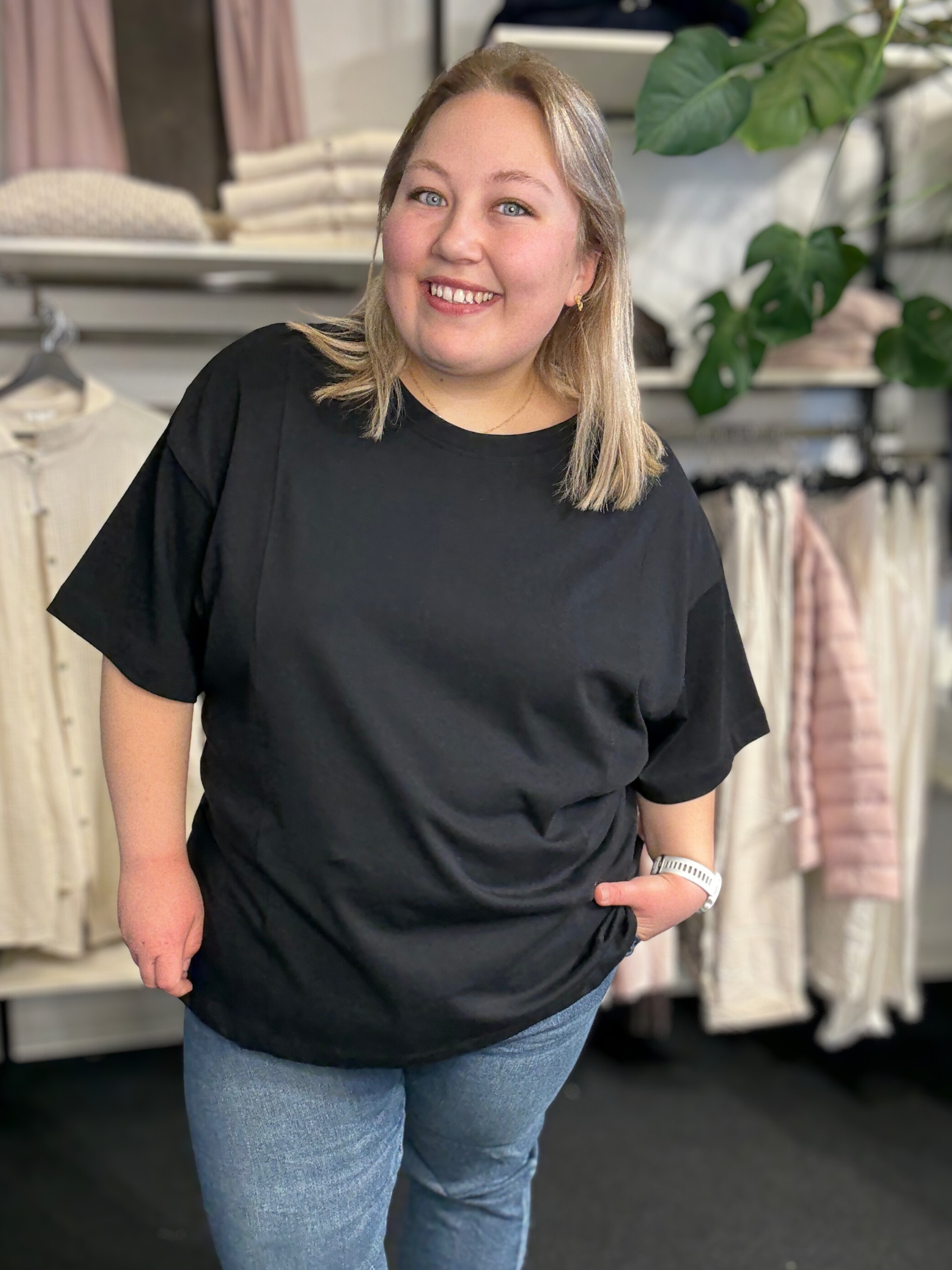 WA-VERONA 8 basic T-shirt i 100% økologisk bomuld med rund hals, afslappet pasform og minimalistiske syningsdetaljer.