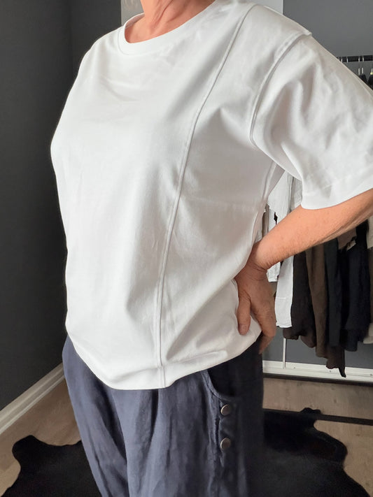 WA-VERONA 8 basic T-shirt i 100% økologisk bomuld med rund hals, afslappet pasform og minimalistiske syningsdetaljer.