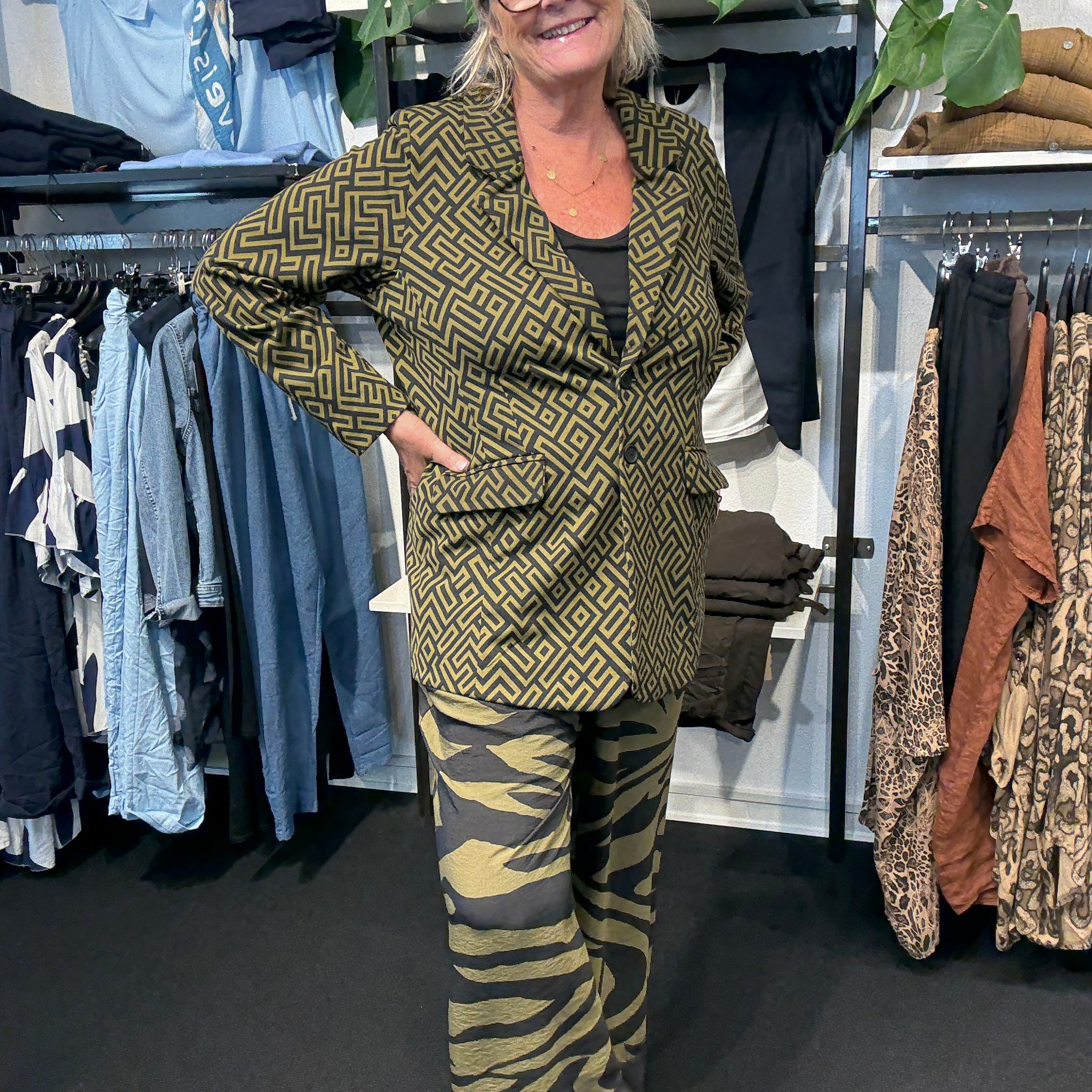 Smart plus size blazer som fås fra str. 42 op til en str. 58. Den er i et flot mønster og i en smuk oliven/sort 