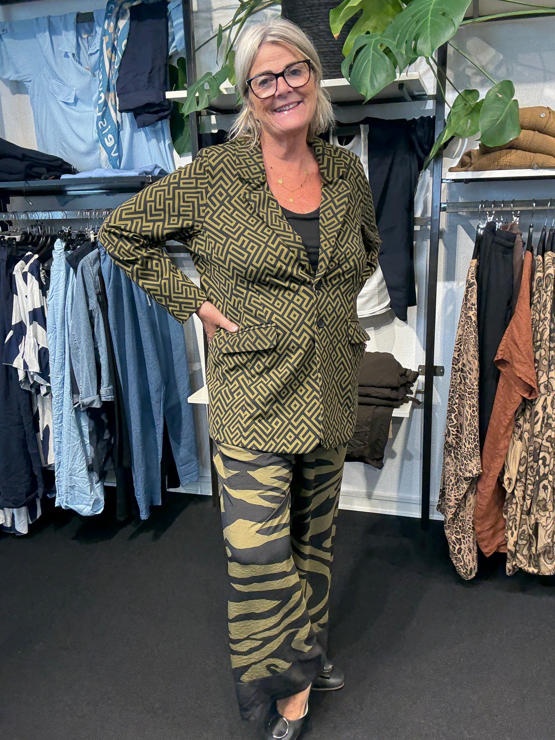 Smart plus size blazer som fås fra str. 42 op til en str. 58. Den er i et flot mønster og i en smuk oliven/sort 