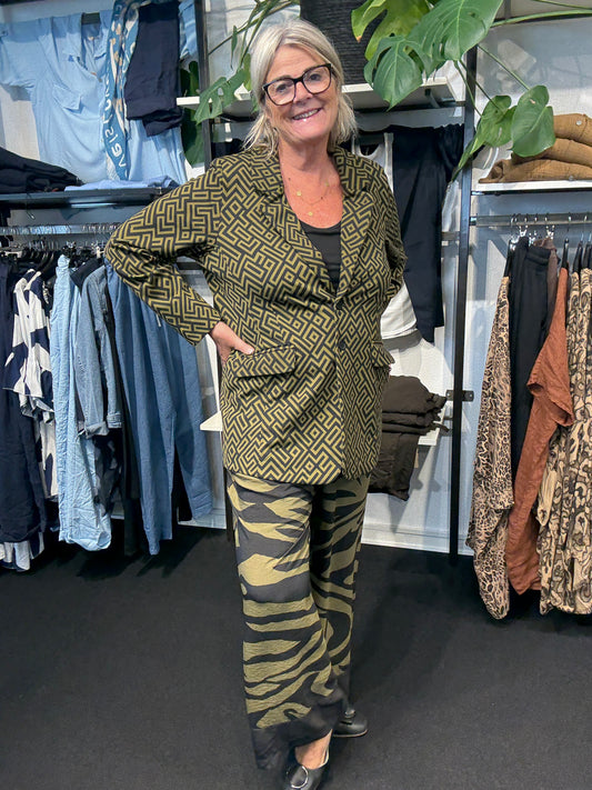 Smart plus size blazer som fås fra str. 42 op til en str. 58. Den er i et flot mønster og i en smuk oliven/sort 