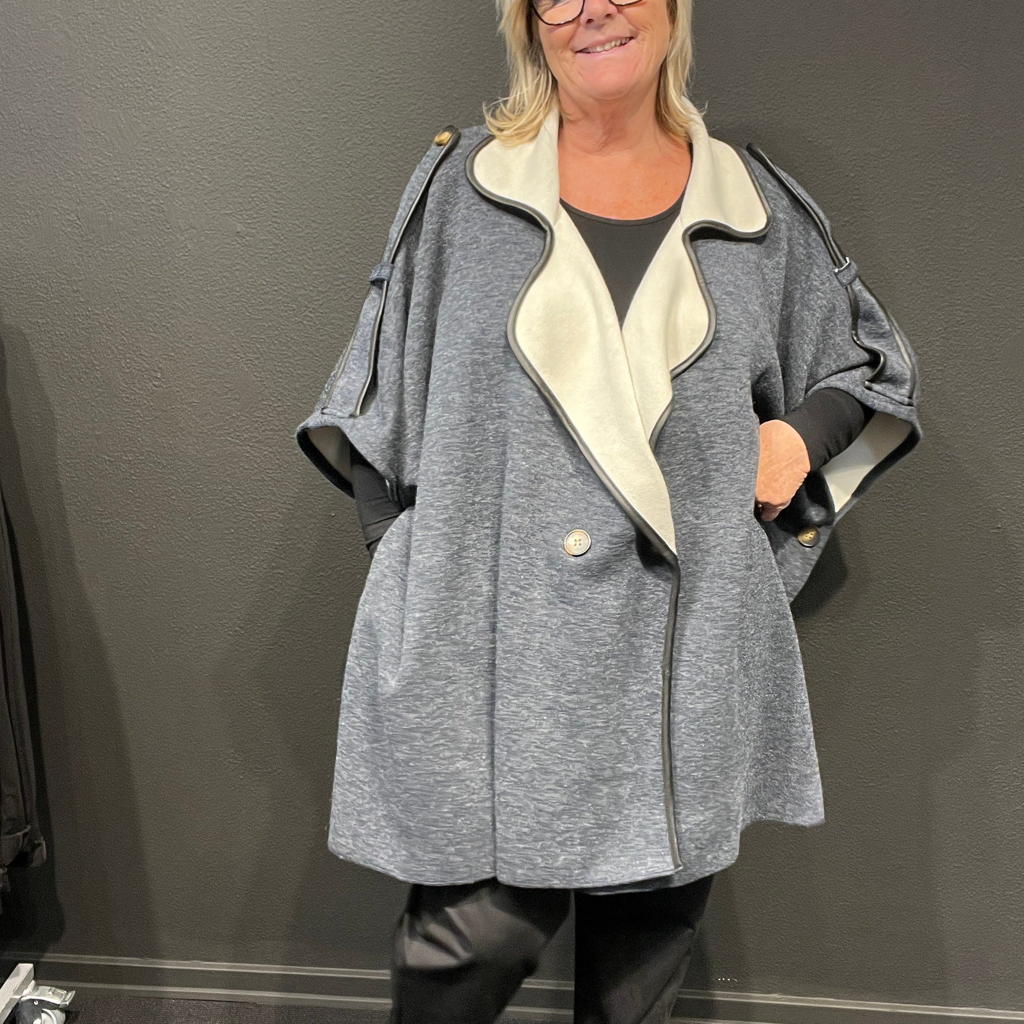 Smart strik kappe til plus size kvinden. Den er i en flot blå farve, og er perfekt til overgangsvejret til efteråret. 