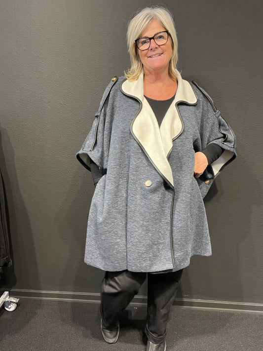 Smart strik kappe til plus size kvinden. Den er i en flot blå farve, og er perfekt til overgangsvejret til efteråret. 
