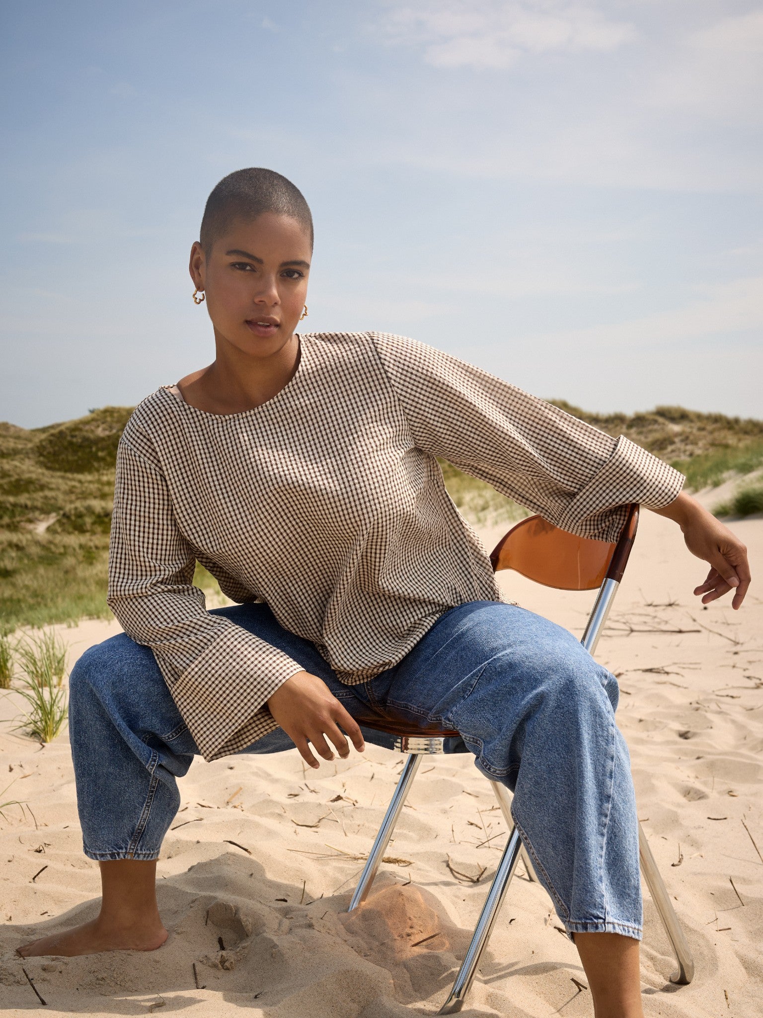 WA-SAINA 2 bluse i 100% økologisk bomuld med rund hals, udsatte ærmer og klassisk ternet print.