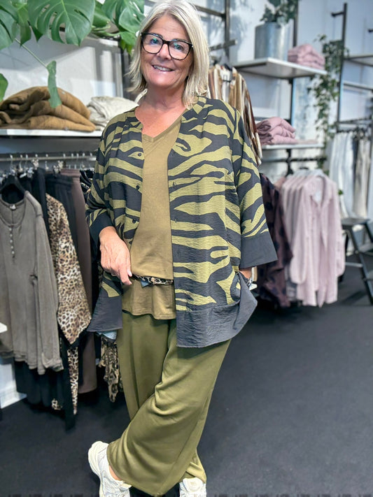 Flot plus size skjorte i zebra print. Skjorten er med 3/4 ærmer og så er den gennemknappet, så den kan bruges både åben og lukket. 