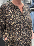 Smart gennemknappet skjorte fra Wasabi Concept, som er de det flotteste leopard print. Den er med en lille v-hals og brede 3/4 ærmer. 