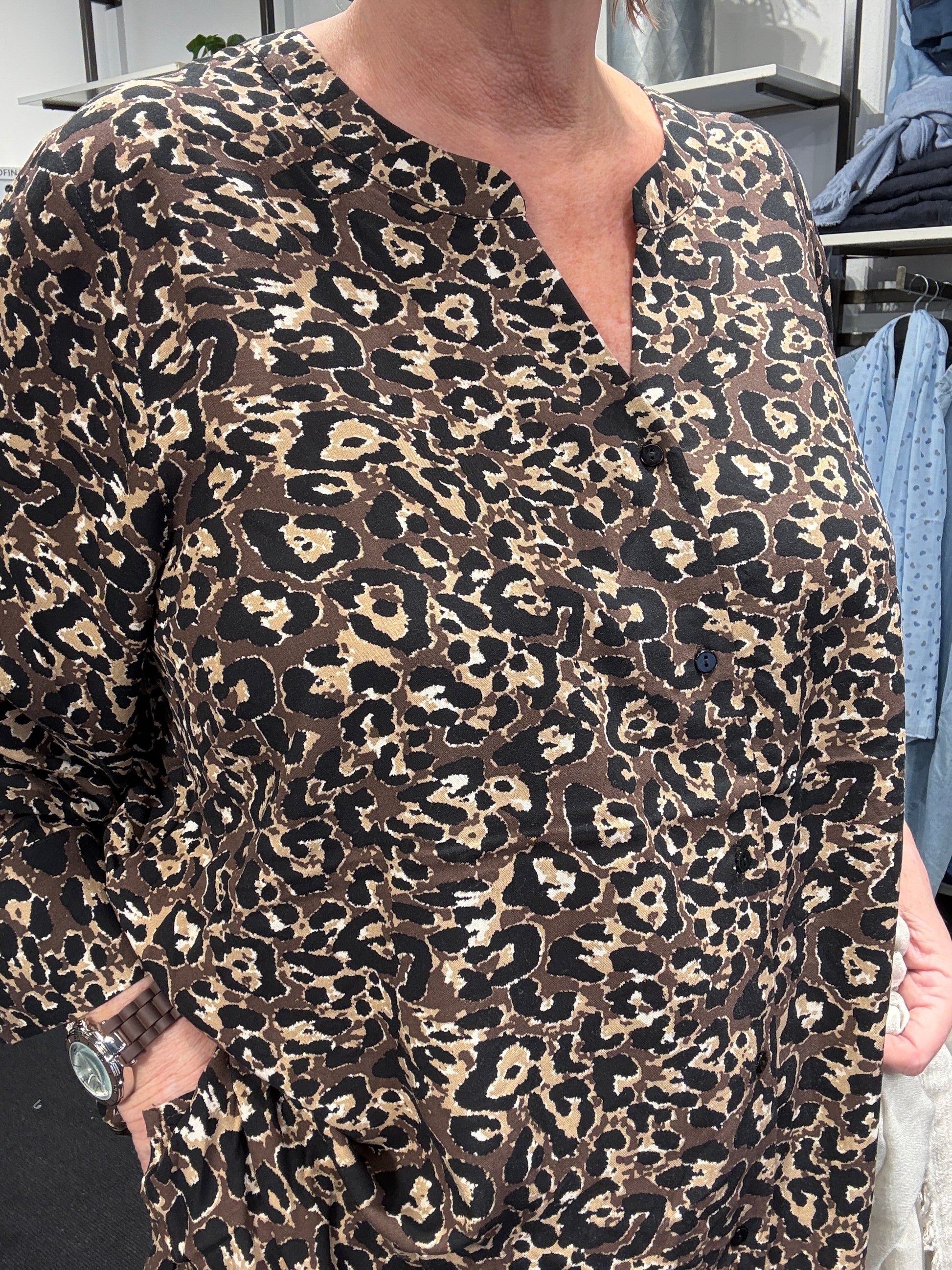 Smart gennemknappet skjorte fra Wasabi Concept, som er de det flotteste leopard print. Den er med en lille v-hals og brede 3/4 ærmer. 